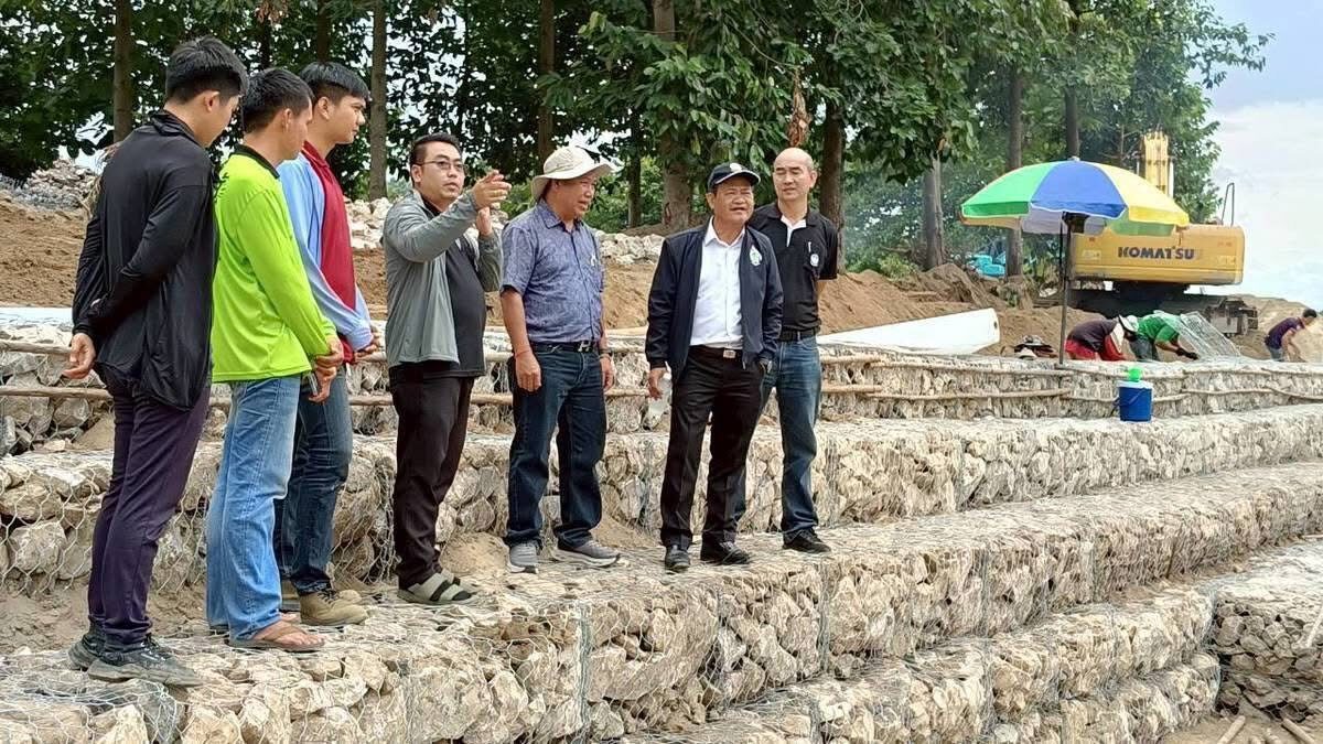 Royal Irrigation Department monitors progress of 2 water source development projects in Kamphaeng Phet, accelerates construction to enhance water management efficiency.