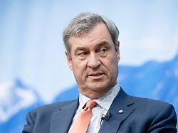 Incident in Bernau on the Chiemsee: Man throws Söder on anniversary visit with tomato