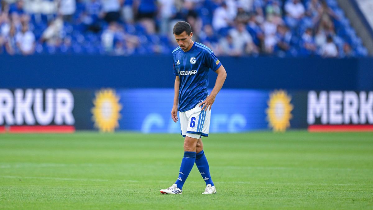 Bundesliga football: Schalke madness: More than 100,000 fans at the opening of the season