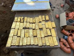 'A big crowd': construction workers discover millions of gold treasure