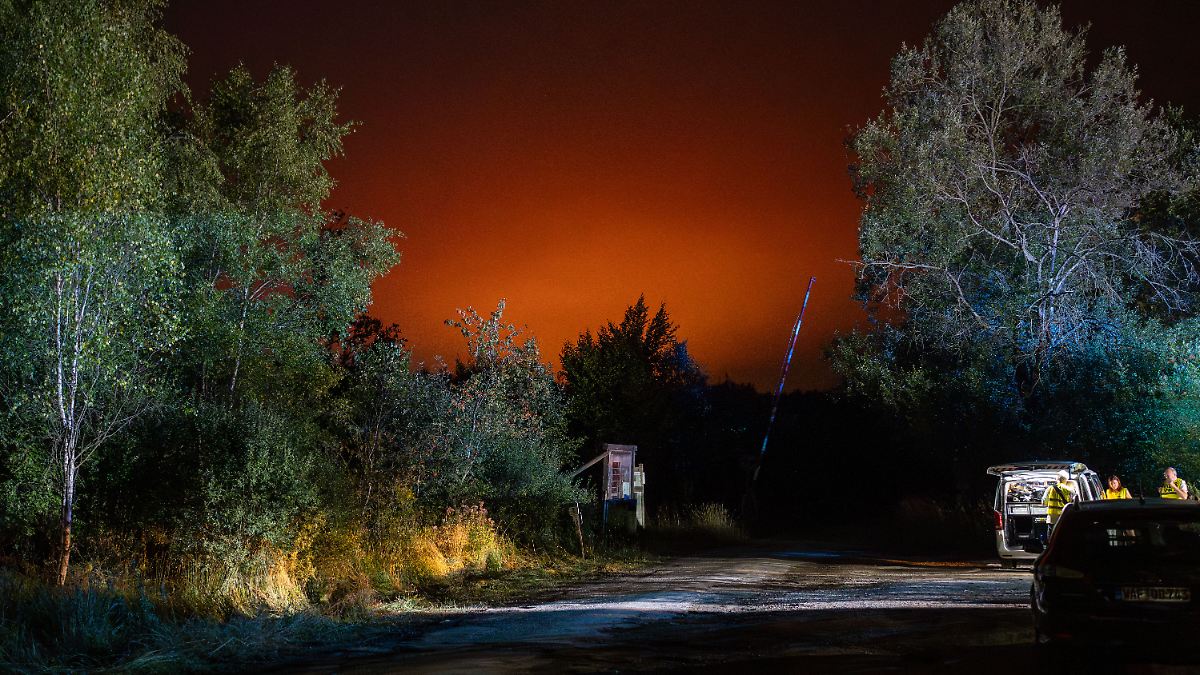 Fire at the border: forest fire moves to Monschau - fire brigade waters fields