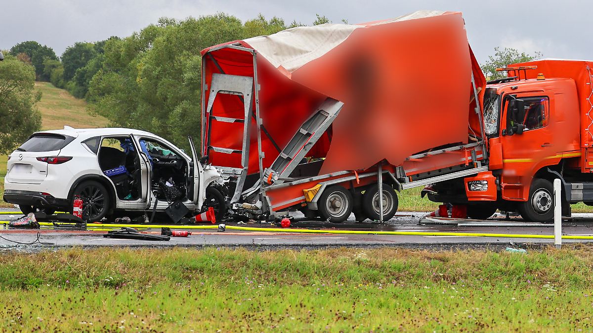 Car with eight passengers races against truck trailers – at the wheel was a 15-year-old