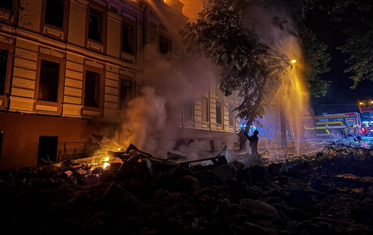 A 400 sq m fire in a three-story building and over 10 cars burned; a nearby 25-story residential building had windows blown out