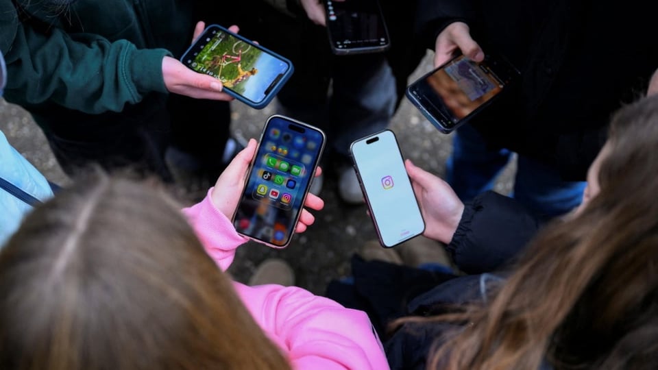 France decides social media ban for under-15s
