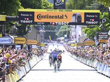 Tour de France: Driver drives into cordon and injures eight people