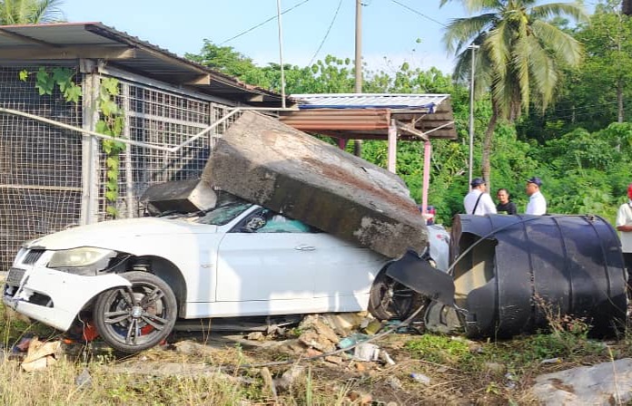 BMW fleeing police blockade skids in Lipis, three detained, three escape